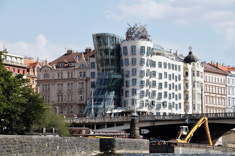 фото:Танцующий дом в Праге, архитекторы: Фрэнк Гери и Владо Милунич