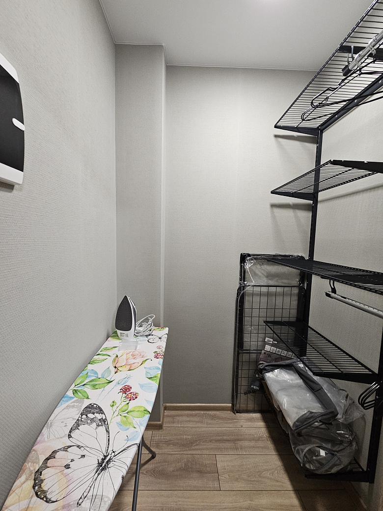 фото:Слева от входной двери (справа на фото) гардеробная с гладильной доской, справа (дверь около картины с пельменями) ванная комната. Кухня поделега на 2 зоны, справа зона готовки, слева зона столовой с телевизором, в кирпичной стене две двери - вход в две раздельные спальни