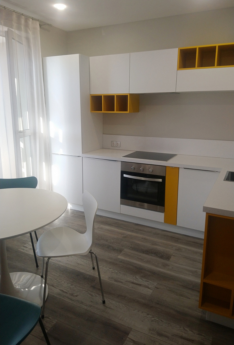 фото:Кухонная мебель из ламинированного ДСП и частично МДФ с окраской