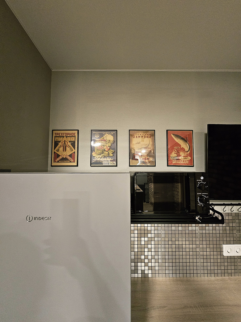 фото:Слева от входной двери (справа на фото) гардеробная с гладильной доской, справа (дверь около картины с пельменями) ванная комната. Кухня поделега на 2 зоны, справа зона готовки, слева зона столовой с телевизором, в кирпичной стене две двери - вход в две раздельные спальни