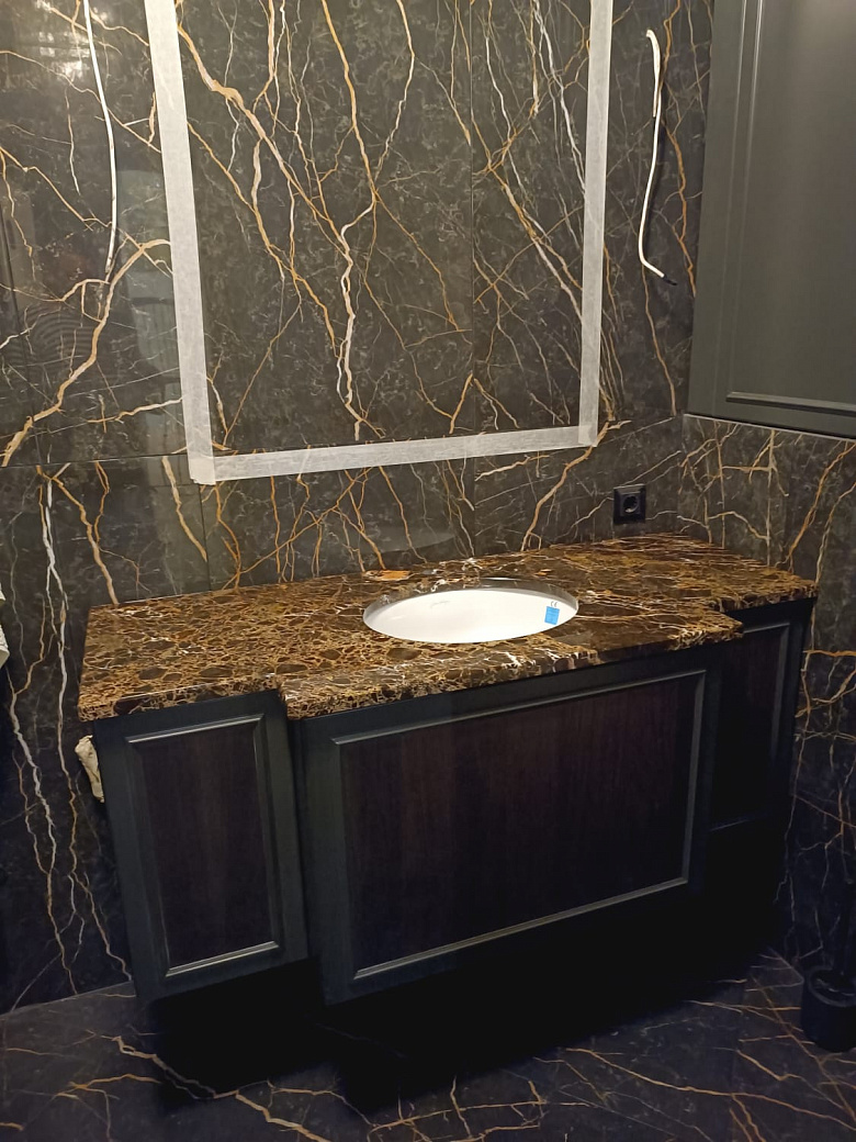 фото:столешница с нижней мойкой из мрамора Имперадор Дарк Голд