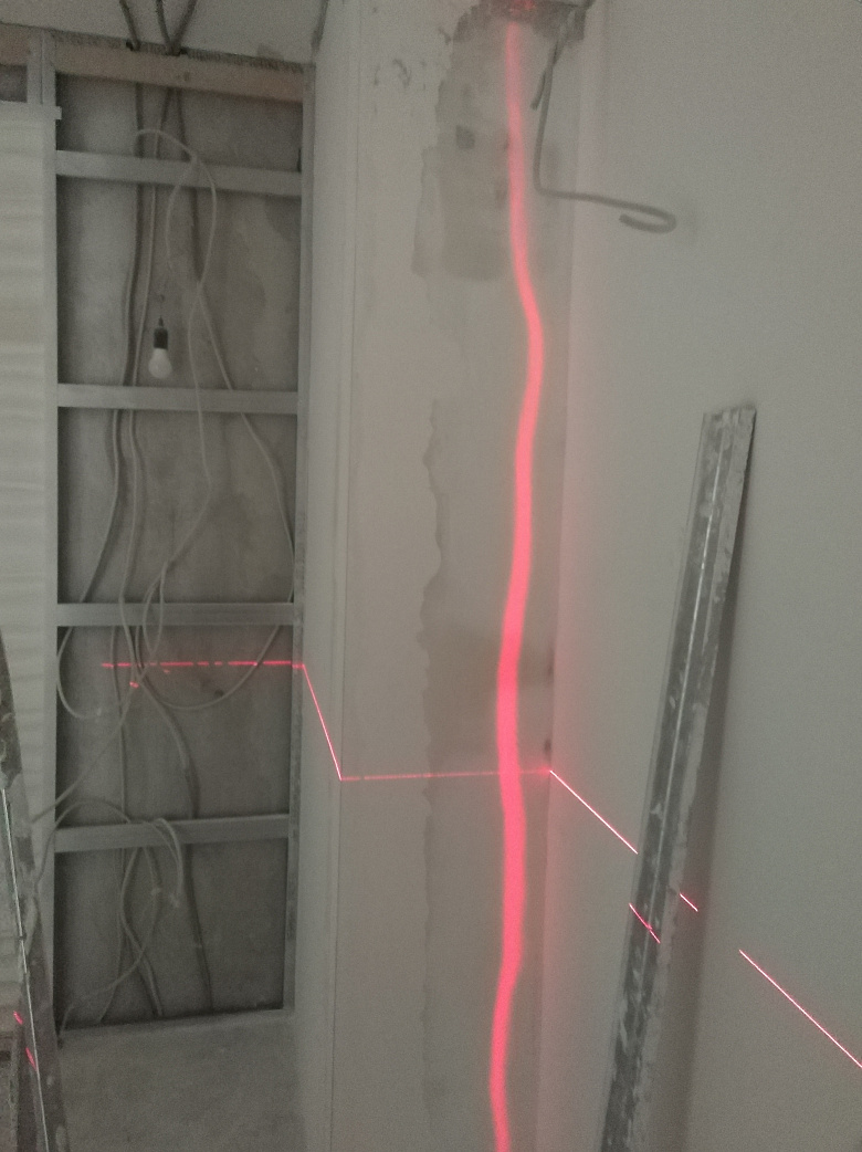 фото:Ноу-хау. Лазерный уровень, поставленный под острым углом, высвечивает все неровности стены – не нужно постоянно прикладывать правило