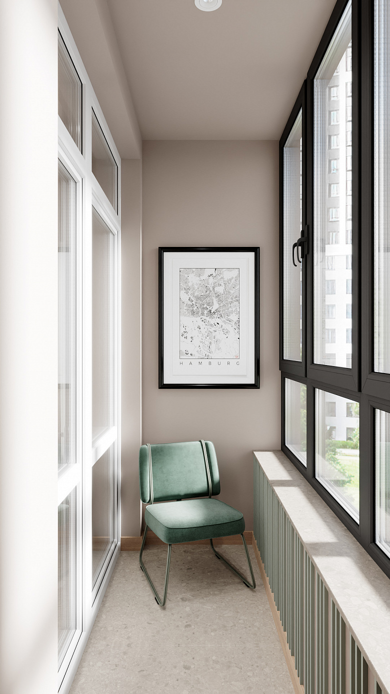 фото:Компактный балкон в минималистичном стиле: светло-бежевые стены, большие окна с чёрными рамами для контраста. Центральное место — стильное зелёное кресло с металлическими ножками, создающее зону для отдыха. Над креслом — картина в чёрной раме с картой Гамбурга, добавляющая интеллигентный акцент. Вдоль окна — декоративные молдинги в тон креслу. Светлое напольное покрытие завершает лаконичный образ. Просто, уютно, с продуманными деталями