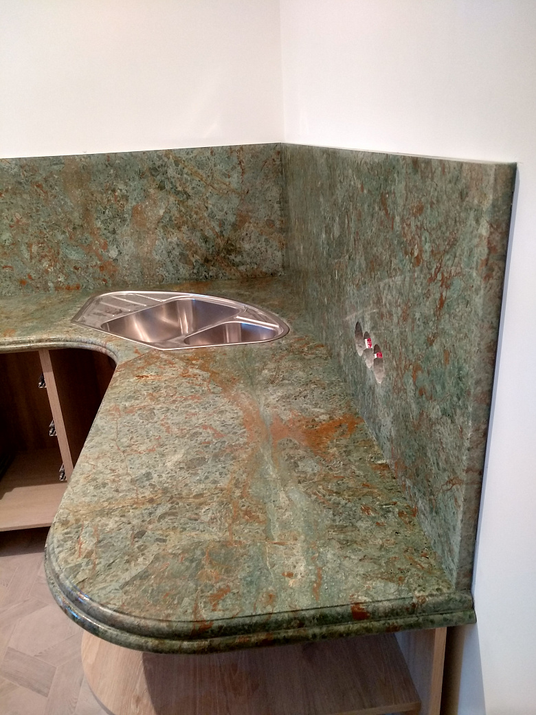 фото:Кухонная столешница с фартуком из гранита. +79152396597 Мастерская Камня