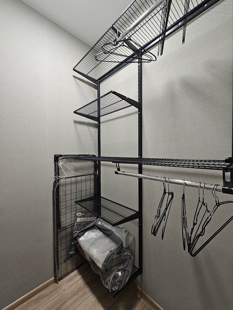 фото:Слева от входной двери (справа на фото) гардеробная с гладильной доской, справа (дверь около картины с пельменями) ванная комната. Кухня поделега на 2 зоны, справа зона готовки, слева зона столовой с телевизором, в кирпичной стене две двери - вход в две раздельные спальни