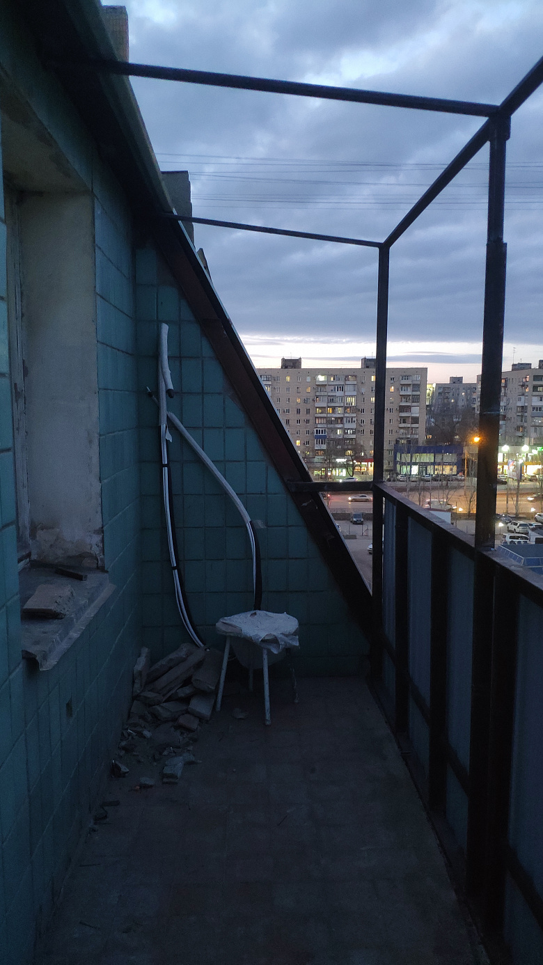 фото:Установили ровный парапет и демонтировали старый шифер с крыши. Сварили металлоконструкцию для новой крыши.