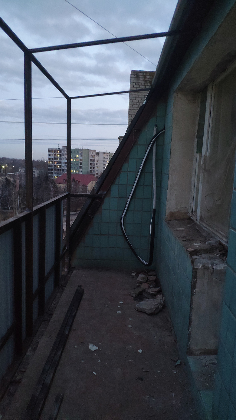 фото:Установили ровный парапет и демонтировали старый шифер с крыши. Сварили металлоконструкцию для новой крыши.