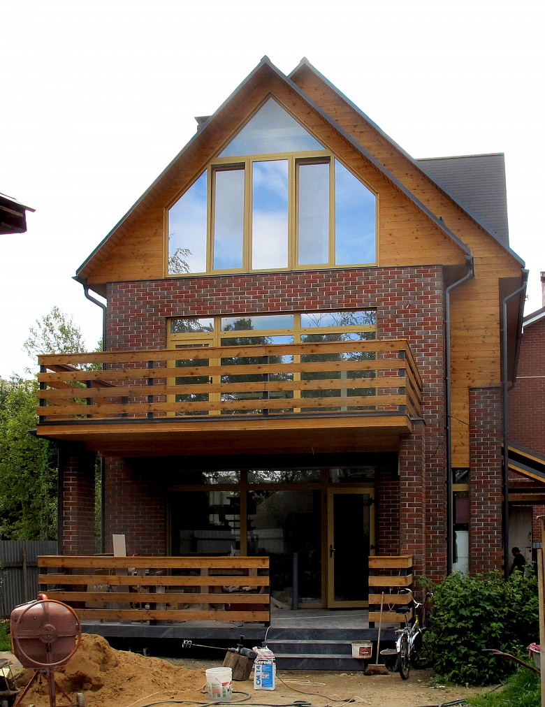 фото:Фасад и фото со стройки почти готового дома.