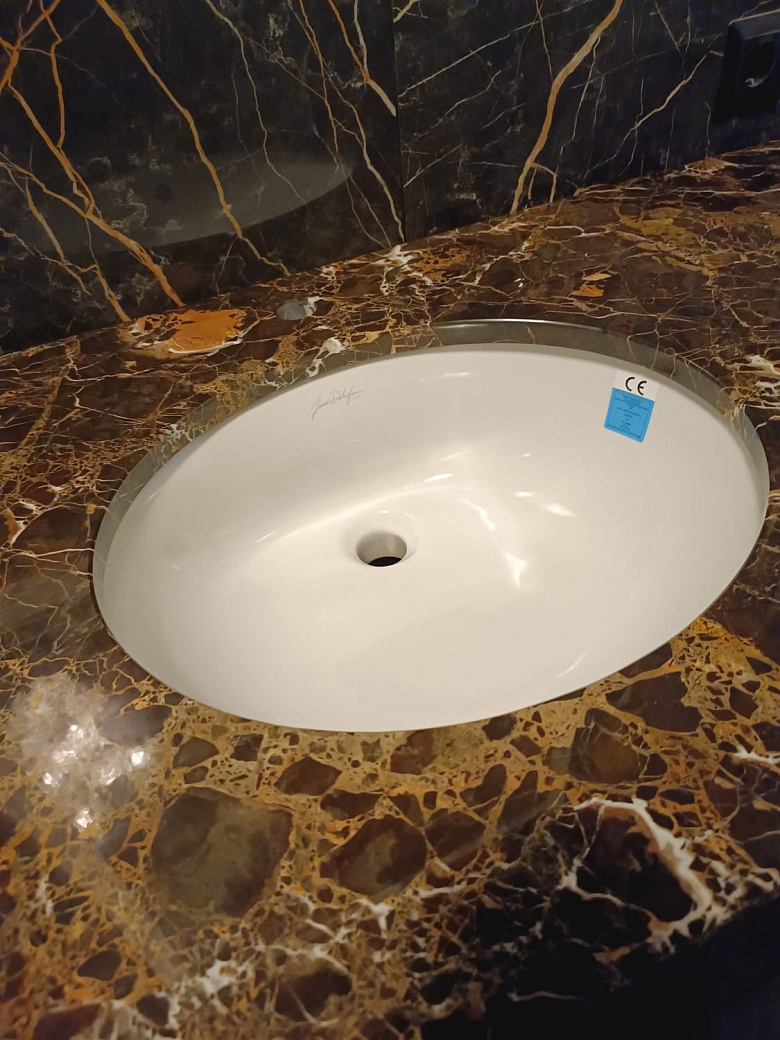 фото:столешница с нижней мойкой из мрамора Имперадор Дарк Голд