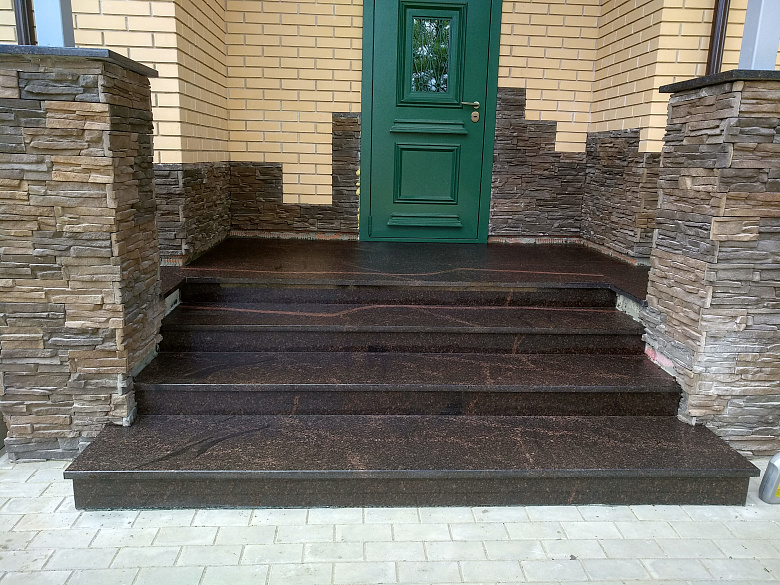 фото:Входная группа из Дымовского гранита