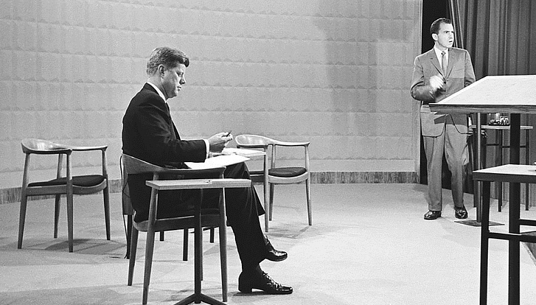 фото:Именно на эти «круглые» стулья в 1960 году усадили Кеннеди и Никсона, участвующих в предвыборных теледебатах.