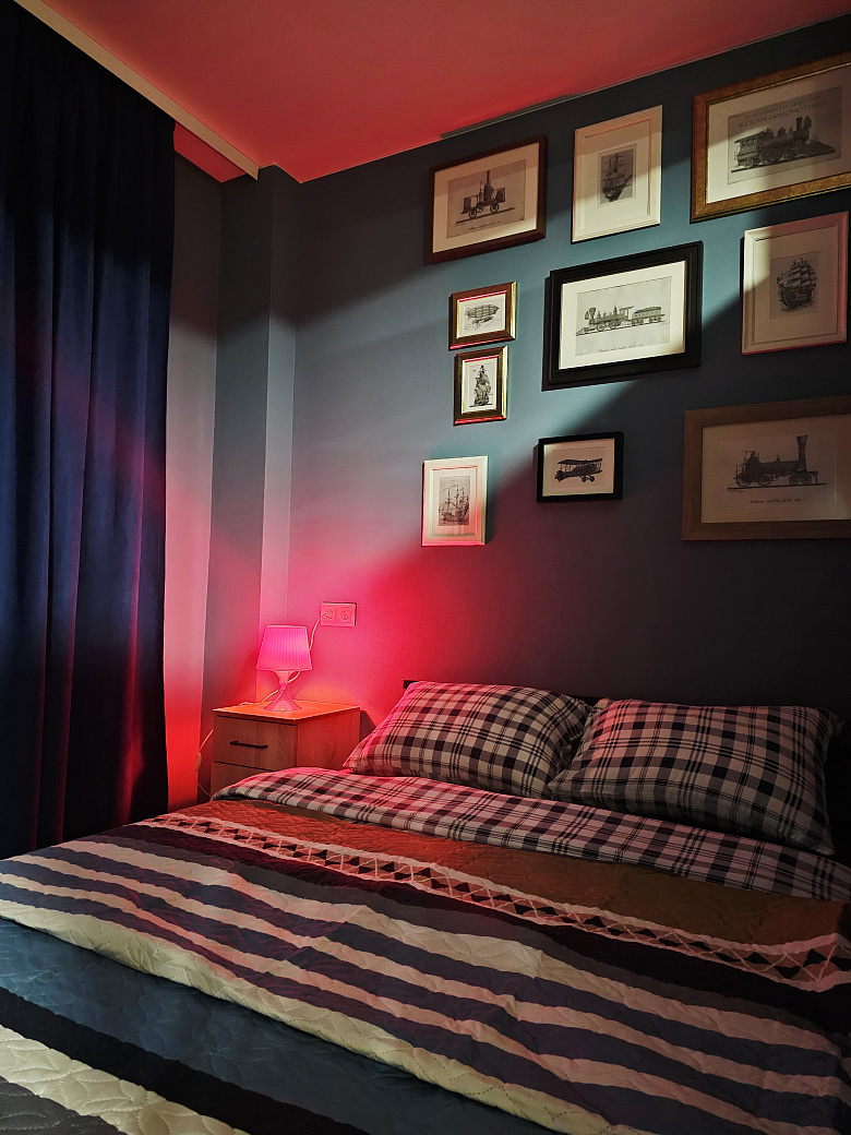 фото:Кровать шириной 140 см, лоджия шириной 130 см, утеплена, там стоит рабочий стол 120 см шириной, шкафы навесные над столом для хранения и стул