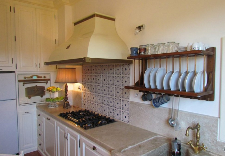фото:Деревянная полка-сушилка для посуды в деревенском стиле. GH Lazzerini