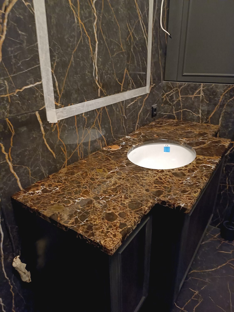 фото:столешница с нижней мойкой из мрамора Имперадор Дарк Голд