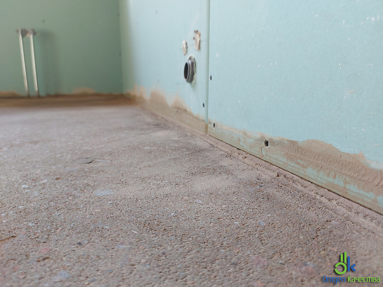 фото:Шлифовка цементной стяжки пола в коттедже