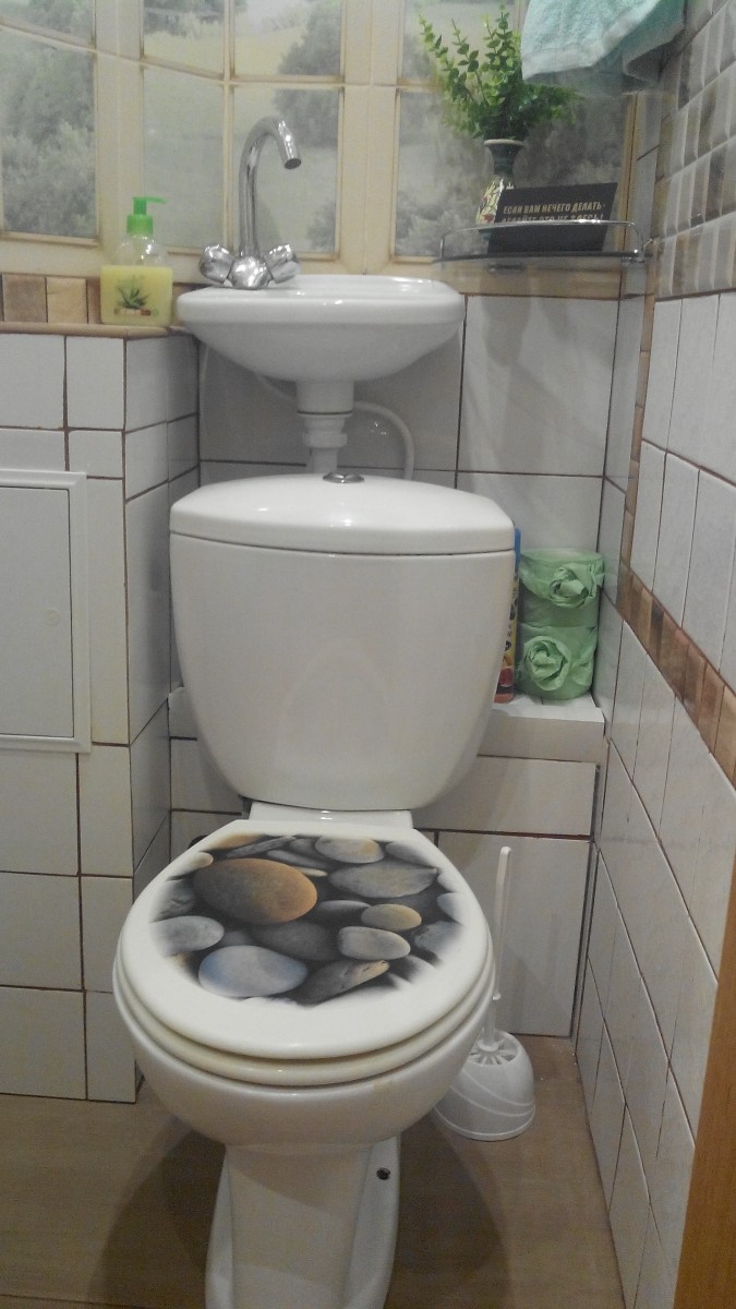 фото:Когда в туалет дизайн не входит. Фальш-окно. Раковина в маленьком туалете.