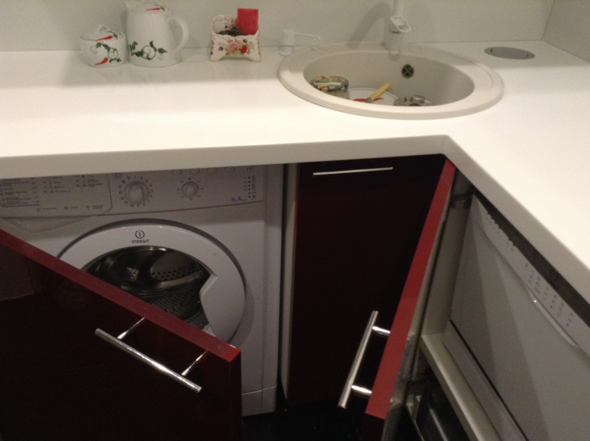 фото кухни со стиральной машиной под столешницей