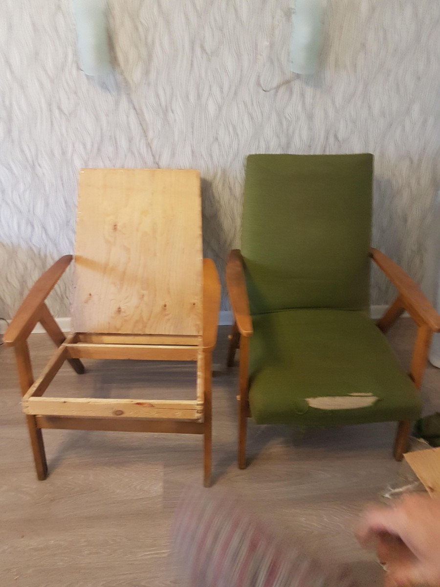 Два кресла и журнальный столик