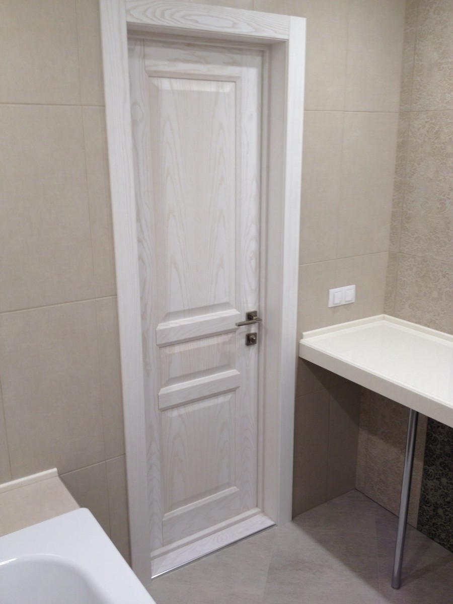 Двери в ванну спб. Банные двери. Узкая дверь в ванную. Межкомнатные двери в ванную комнату. Дверь в санузел.