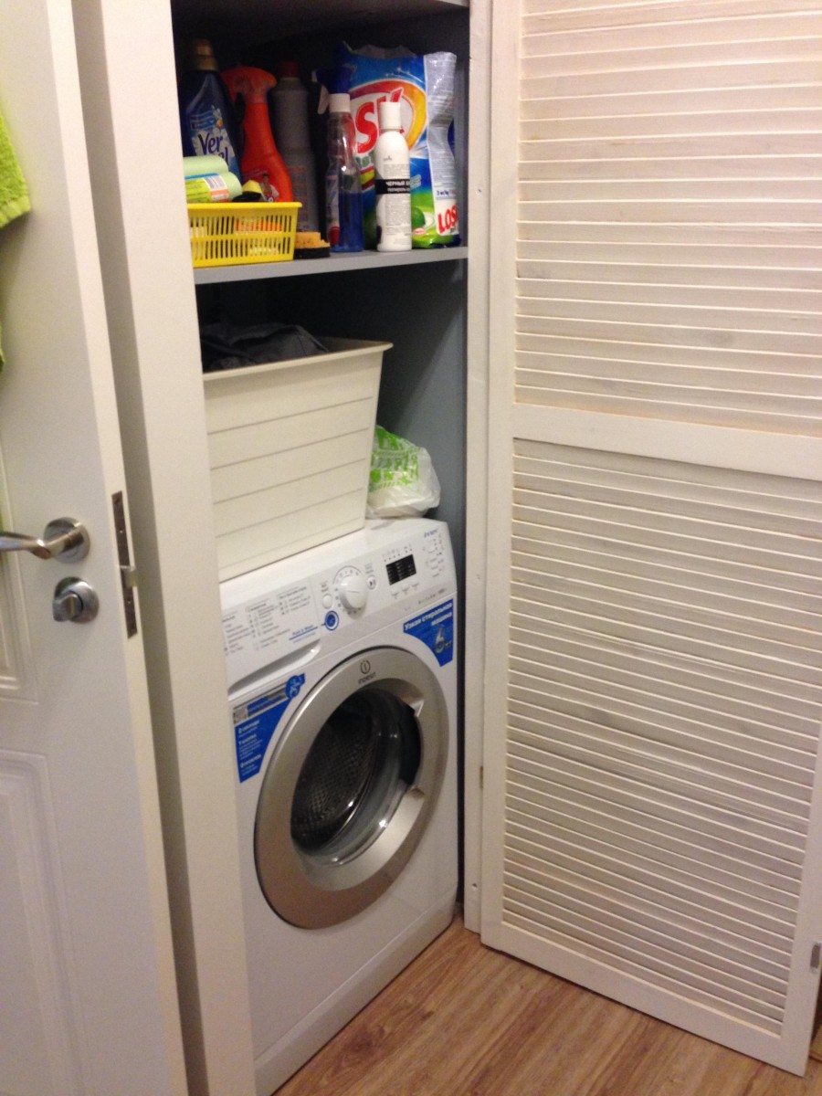 Шкаф над стиральной машиной с жалюзийными дверцами