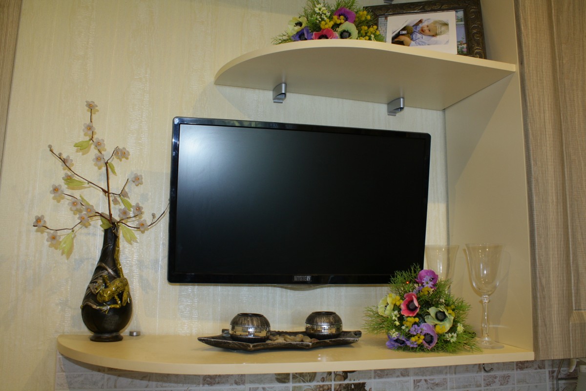 Телевизор для кухни 20. Маленький телевизор на кухню. Телевизор 32 дюйма на кухне. Кухня с телевизором на стене. Полка под телевизор на кухню.