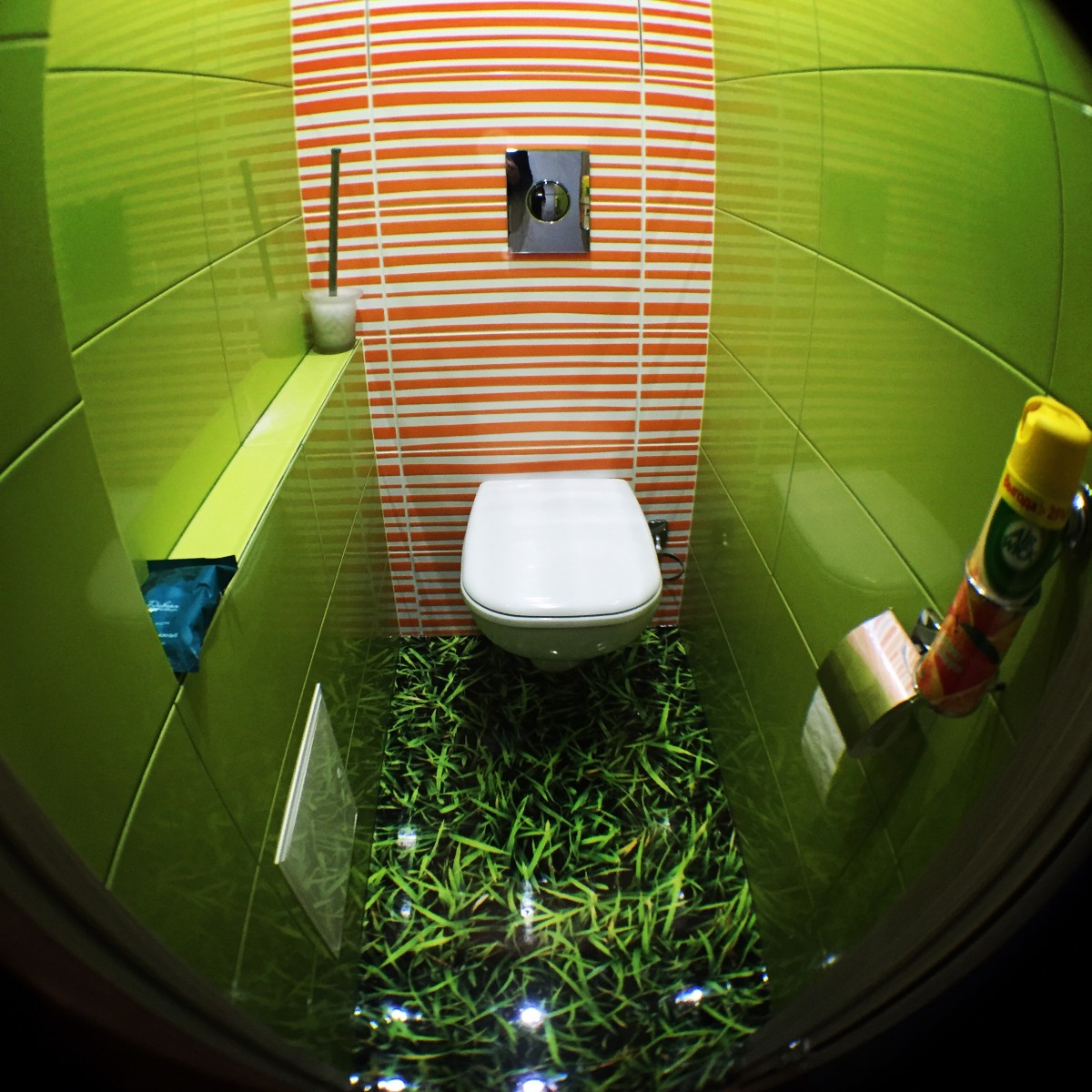 Туалет цвет зеленый. Зеленая туалетная комната. Дизайнерский туалет. Зеленый туалет. Туалет в салатовом цвете.