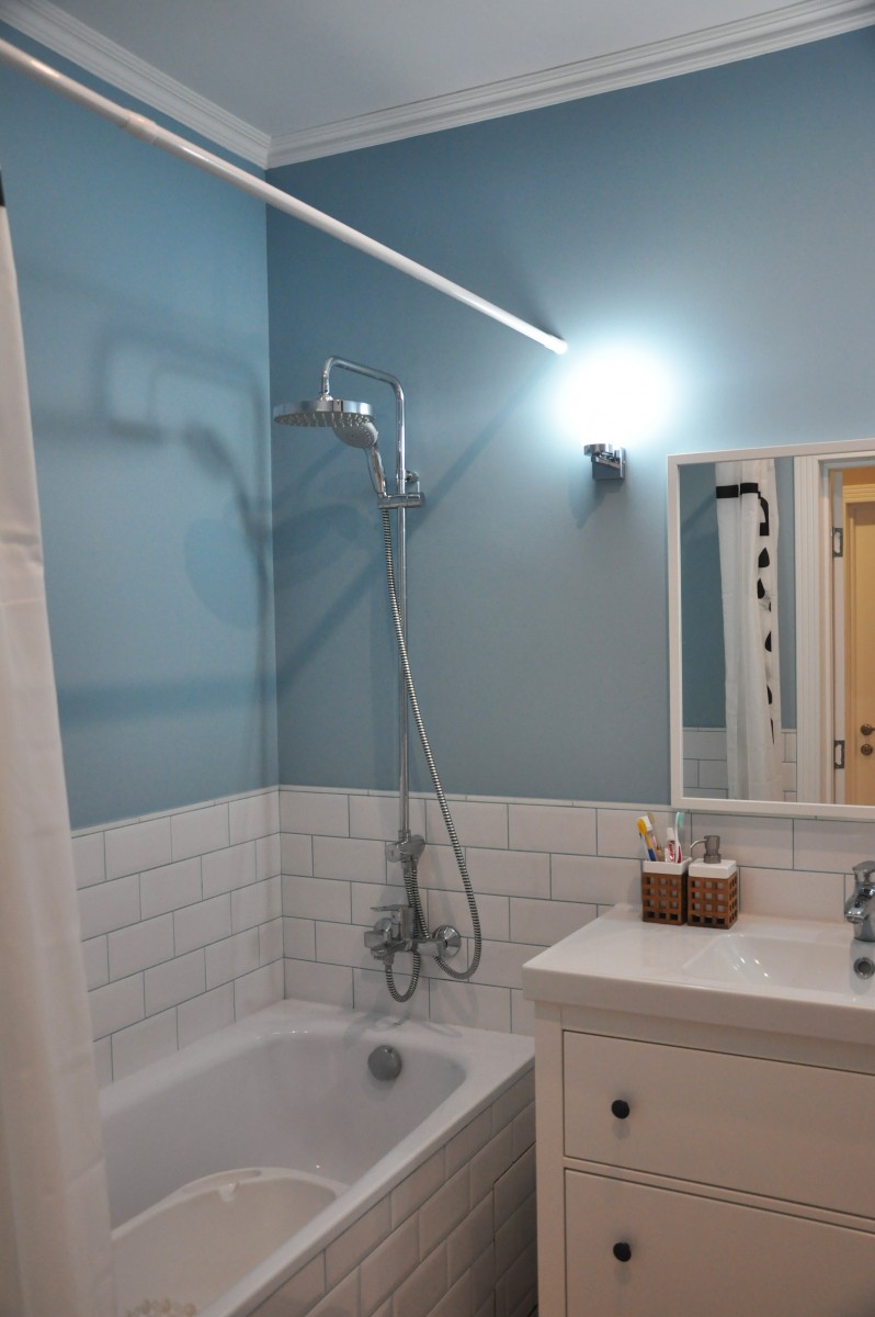 Стены в ванной хрущевки. Покрашенная ванная комната. Ванная с окрашенными стенами. Крашенные стены в ванной. Бюджетная отделка ванной.