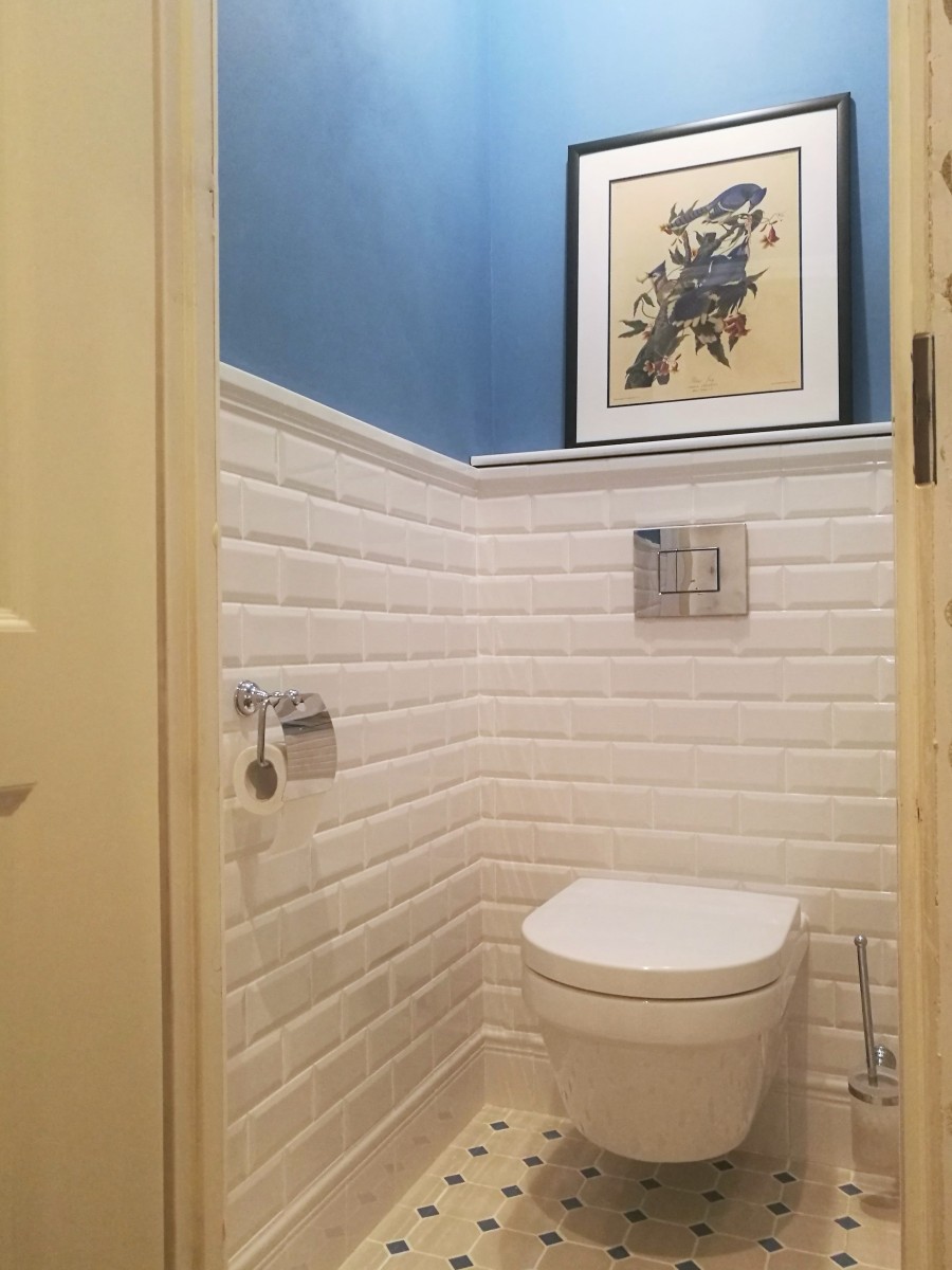 -туалет в ретро-стиле, керамическая плитка, мозаика, унитазы и биде .