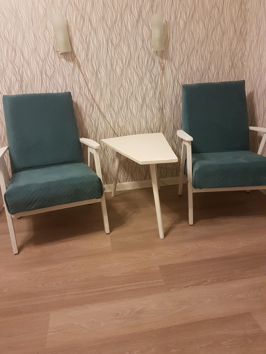 Кресла и столик для гостиной