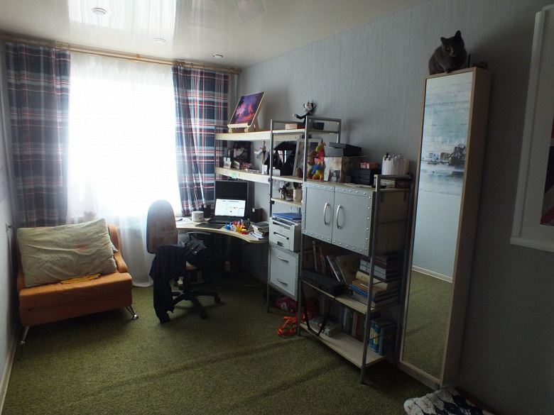 Взрослая дочь в маленькой комнатке фото:Взрослая дочь в маленькой комнатке